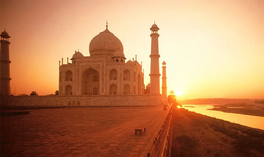 A Day in the Life of a Traveler Visiting the Taj Mahal