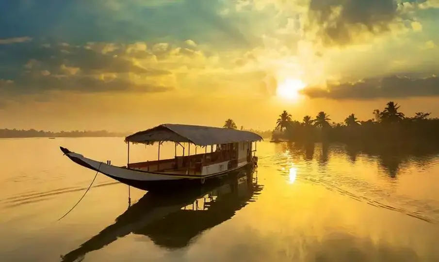 Best Places to Visit in Kerala – Backwaters, Beaches and Hill Stations
