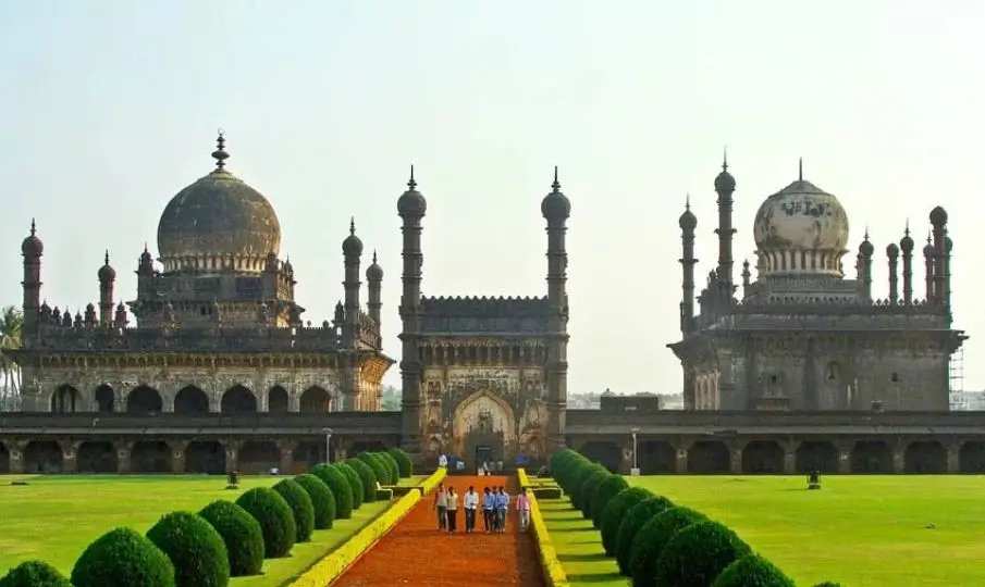 Self-Drive vs Private Driver in India: What Foreign Tourists Should Know